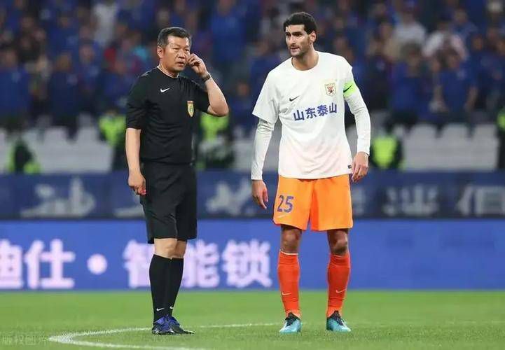 第35分钟，斯特林左路和队友撞墙配合后禁区被拉塞尔斯放倒裁判没有表示。