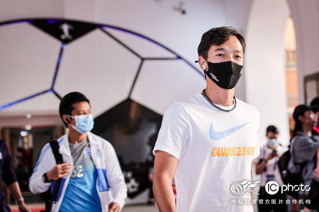 打开房门，服务人员便对马岚说道：女士您请进。